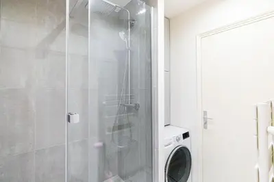 Salle de bains dans l'établissement GuestReady - Confort Moderne près des Invalides