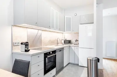 Cuisine ou kitchenette dans l'établissement GuestReady - Confort Moderne près des Invalides