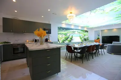 Cuisine ou kitchenette dans l'établissement Triplex 250m² 6CH - Clim - Très spacieux -