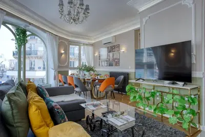 Télévision ou salle de divertissement dans l'établissement Charmant 160m² 6CH-Haussmannien Climatisé & Ascens