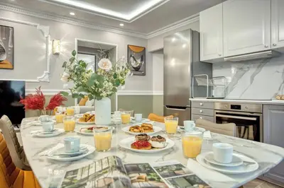 Cuisine ou kitchenette dans l'établissement Apart 110m2- 3CH-CLIM-Très spacieux