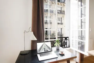 Télévision ou salle de divertissement dans l'établissement GuestReady - Charmant studio à 10 mins du Louvre