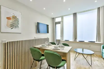 Télévision ou salle de divertissement dans l'établissement Cosy appartement - Eiffel Tower