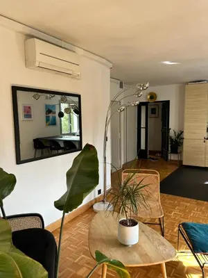 Coin salon dans l'établissement Superbe appartement au porte de Paris et du salon des expositions