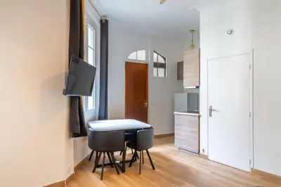 Cuisine ou kitchenette dans l'établissement Appartement Métro Alexandre Dumas