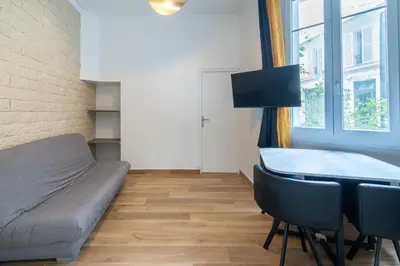 Télévision ou salle de divertissement dans l'établissement Appartement Métro Alexandre Dumas