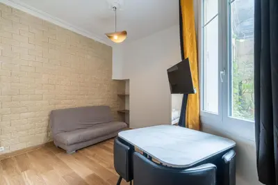 Télévision ou salle de divertissement dans l'établissement Appartement Métro Alexandre Dumas