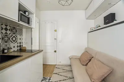 Cuisine ou kitchenette dans l'établissement Small comfortable studio near Eiffel Tower
