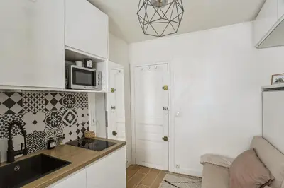 Cuisine ou kitchenette dans l'établissement Small comfortable studio near Eiffel Tower