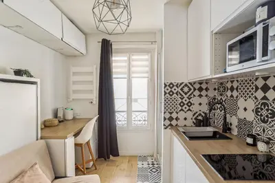 Cuisine ou kitchenette dans l'établissement Small comfortable studio near Eiffel Tower