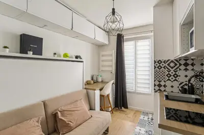 Cuisine ou kitchenette dans l'établissement Small comfortable studio near Eiffel Tower
