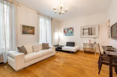 Télévision ou salle de divertissement dans l'établissement GuestReady - Studio chic près du Canal St-Martin