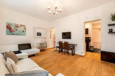 Télévision ou salle de divertissement dans l'établissement GuestReady - Studio chic près du Canal St-Martin