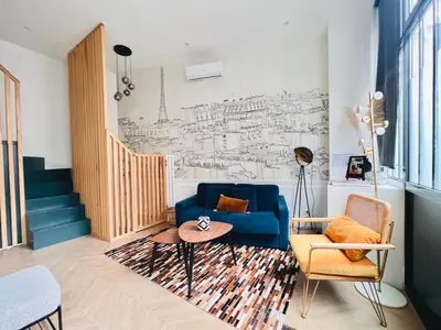 Coin salon dans l'établissement Montmartre Marvel! Designer Apartment near metro