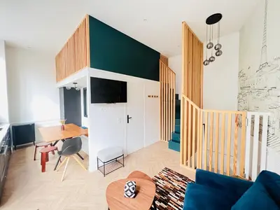 Télévision ou salle de divertissement dans l'établissement Montmartre Marvel! Designer Apartment near metro