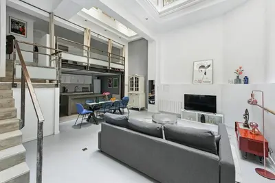 Télévision ou salle de divertissement dans l'établissement Montmartre Theater Loft