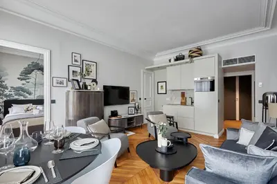 Télévision ou salle de divertissement dans l'établissement Residense Notre Dame de Paris by Studio prestige