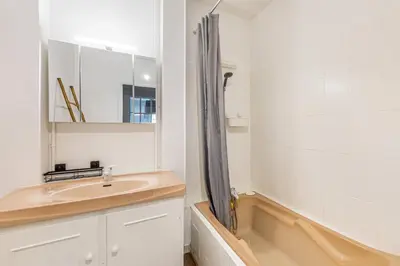 Salle de bains dans l'établissement GuestReady -Superbe Appartement dans le 14ème Arr.