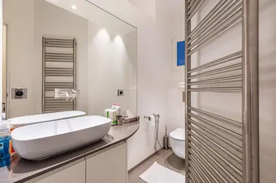 Salle de bains dans l'établissement GuestReady - Appartement moderne et sophistiqué