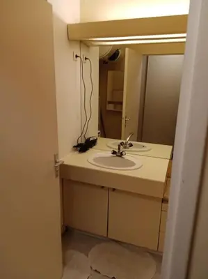 Salle de bains dans l'établissement Studio Cosy avec terrasse face au parc des expositions