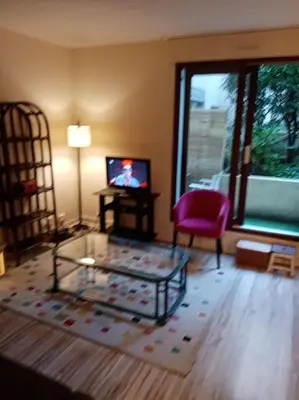 Télévision ou salle de divertissement dans l'établissement Studio Cosy avec terrasse face au parc des expositions