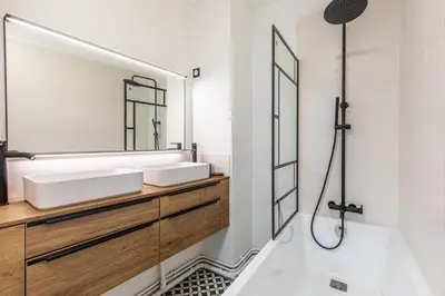 Salle de bains dans l'établissement GuestReady - Appt Élégant près de la Tour Eiffel