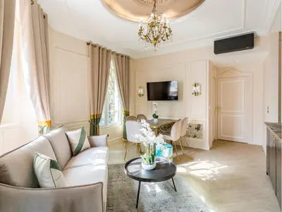 Télévision ou salle de divertissement dans l'établissement Merveil - Luxury Suite - Louvre - Ours I