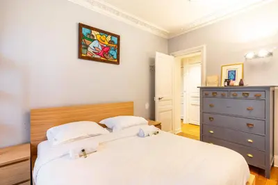 Un ou plusieurs lits dans un hébergement de l'établissement GuestReady - Appt Chic dans Le Marais
