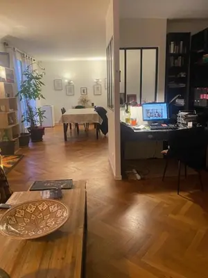 Télévision ou salle de divertissement dans l'établissement Neuilly-sur-Seine calme et lumineux. B&B. 3 chambres