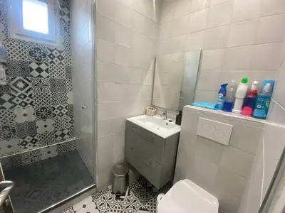 Salle de bains dans l'établissement Neuilly-sur-Seine calme et lumineux. B&B. 3 chambres