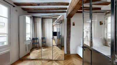 Télévision ou salle de divertissement dans l'établissement 323 Suite Louis - Superbe Appartement à Paris