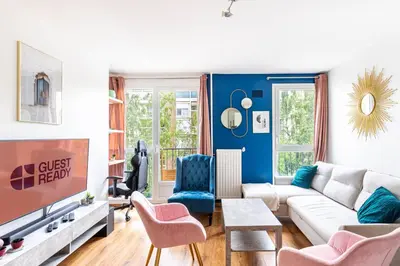 Coin salon dans l'établissement GuestReady - Chic Apt Near Passerelle Bichat
