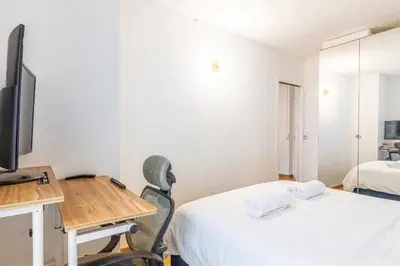 Un ou plusieurs lits dans un hébergement de l'établissement GuestReady - Chic Apt Near Passerelle Bichat