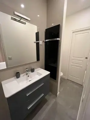 Salle de bains dans l'établissement Luxury Appartment, Champs Elysées, Neuf !