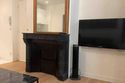 Télévision ou salle de divertissement dans l'établissement Luxury Appartment, Champs Elysées, Neuf !