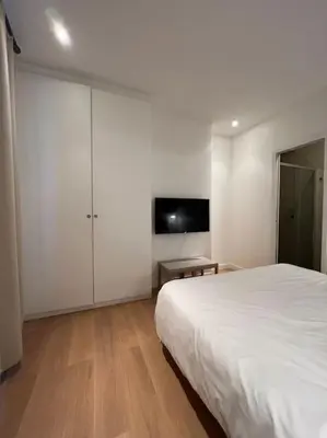 Télévision ou salle de divertissement dans l'établissement Luxury Appartment, Champs Elysées, Neuf !