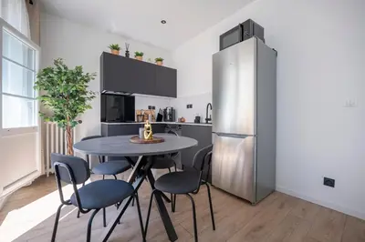 Cuisine ou kitchenette dans l'établissement Renovated Studio walking distance to Paris