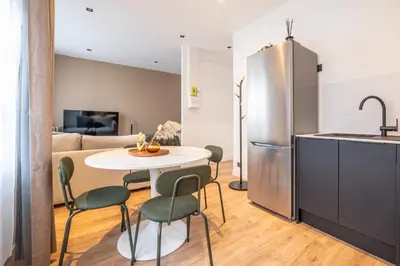 Cuisine ou kitchenette dans l'établissement Renovated Studio walking distance to Paris