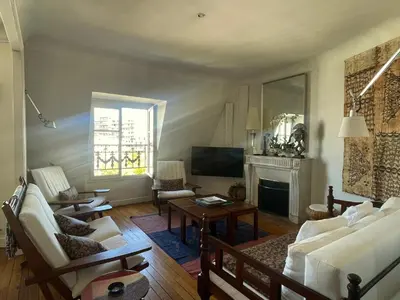Télévision ou salle de divertissement dans l'établissement Superbe appartement de 120m2 en plein Paris