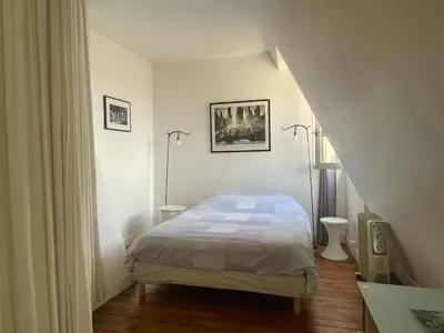 Un ou plusieurs lits dans un hébergement de l'établissement Superbe appartement de 120m2 en plein Paris