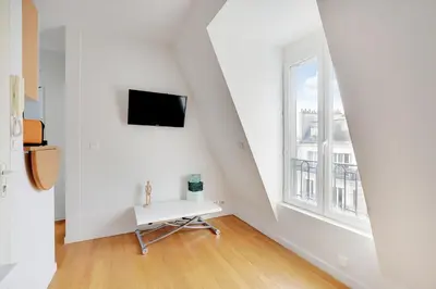 Télévision ou salle de divertissement dans l'établissement INVALIDES - TOUR EIFFEL