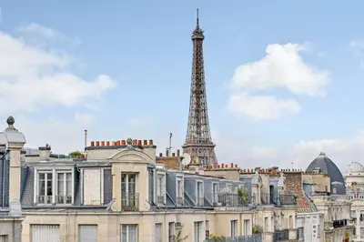 Vue générale sur Paris ou vue de la ville depuis l'appartement