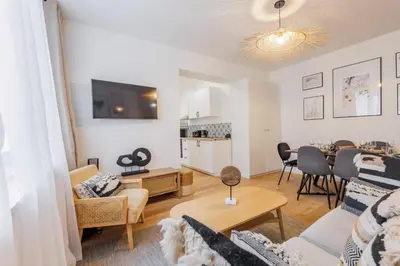 Télévision ou salle de divertissement dans l'établissement Modern apartment - 2BR-6P - République
