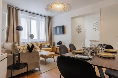 Télévision ou salle de divertissement dans l'établissement Modern apartment - 2BR-6P - République