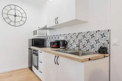 Cuisine ou kitchenette dans l'établissement Modern apartment - 2BR-6P - République