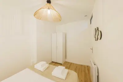 Un ou plusieurs lits dans un hébergement de l'établissement Modern apartment - 2BR-6P - République