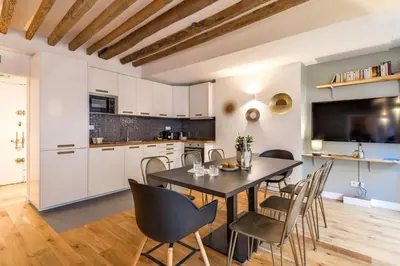 Cuisine ou kitchenette dans l'établissement Sweett - Chevalier Saint Georges