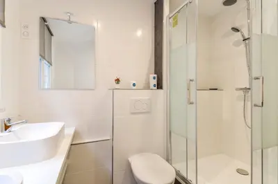 Salle de bains dans l'établissement Sweett - Chevalier Saint Georges
