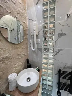 Salle de bains dans l'établissement Studios Pasteur- Paris XVe