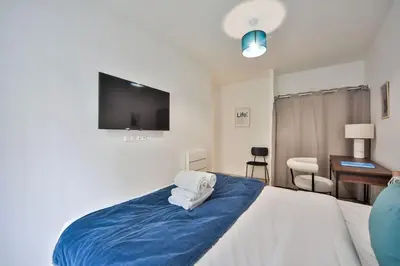 Un ou plusieurs lits dans un hébergement de l'établissement Appartement de charme proche du Canal Saint-Martin